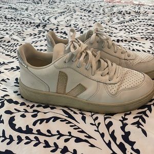 Veja V-10 Sneakers in rose gold and silver